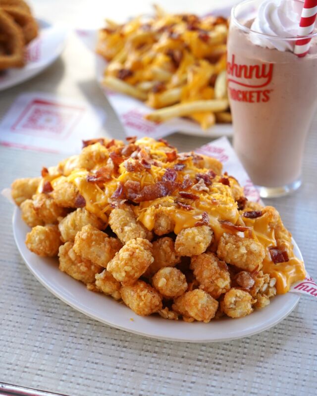 Enjoy a plate of Bacon cheese tater tots 🥔🥓🧀🍟 with an ice cold Chocolate milkshake🥤🍫 in the sun ☀️😍