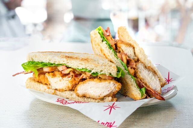 Kan vi friste med en crispy chicken sandwich? 🍗🥪

#storo #sandvika #johnnyrockets #crispychicken #sandwich