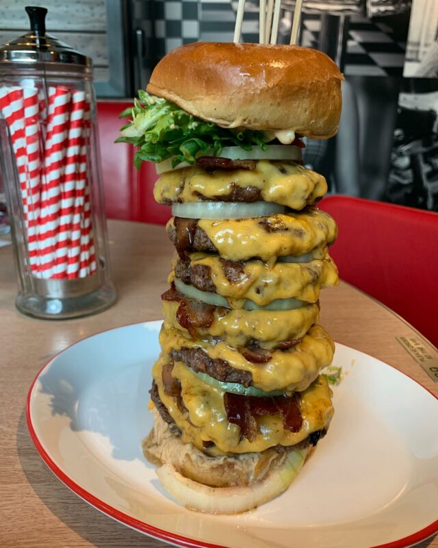 Hvem utfordrer du? 🍔🍔🍔🍔🧀🥓🧅🥬
#johnnyrockets #johnnyrocketsnorway #america #americandiner #burger #cheese #baconcheddar #blackfriday #blackweek