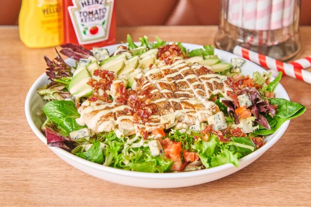 Kan vi friste med en frisk avokado- og kyllingsalat med bacon og blåmuggost? 🤤🥗🥑🍗🥓🧀
#johnnyrockets #salad #chickensalad #avocado #avocadosalad #bluecheese #cheese #americandiner #america