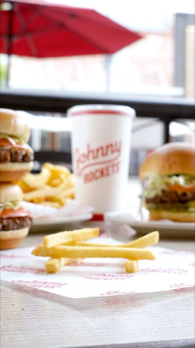 Never boring at Johnny Rockets! 🍟🍟🍟

#johnnyrockets #fries #build #tower #america #food #diner #restaurant
