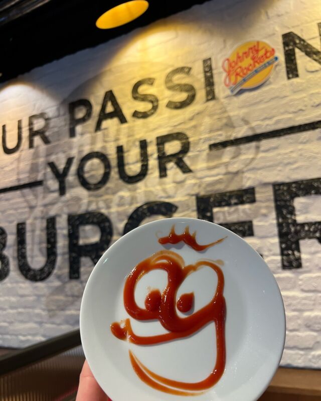 Et smil fra oss til deg med ønske om en god dag 😊🥰🍔🍟🥤
#johnnyrockets #ketchupsmile #ketchup #smile #burger #fries #shake #milkshake #america