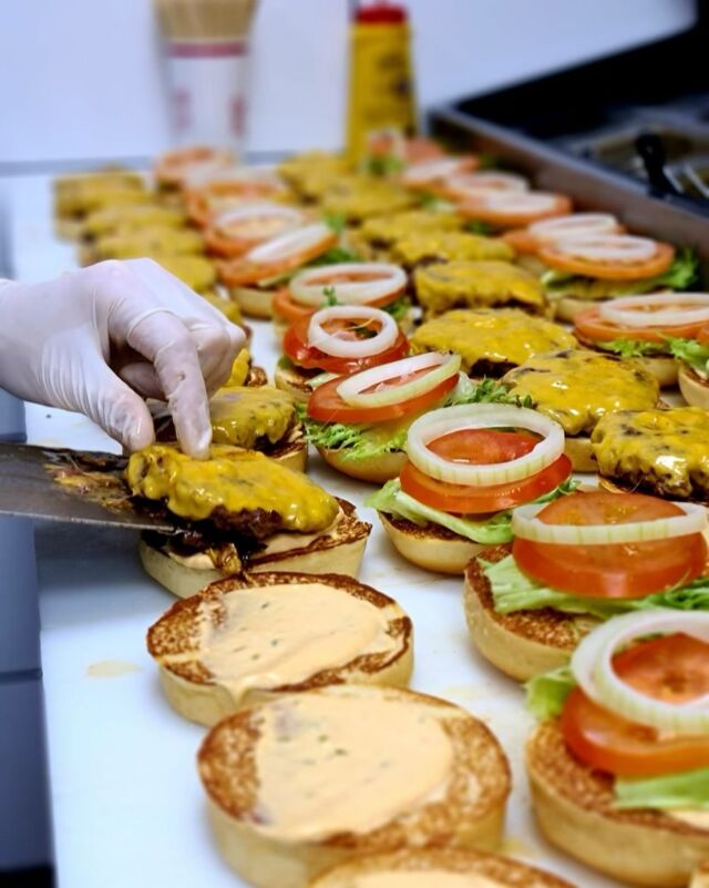 Burger? Burger. 🍔🍔🍔🍔🍔
#johnnyrockets #america #burger #shake #fries #diner #cheese #rocketsingle #dinner #food