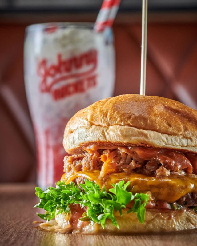 Enjoy this juicy Texas pulled pork burger together with our handspun Strawberry Oreo milkshake 🍔🥤 

#johnnyrockets #america #americandiner #diner #food #dinner #burger #shake #fries #milkshake #strawberry #oreo #texas #pulledpork